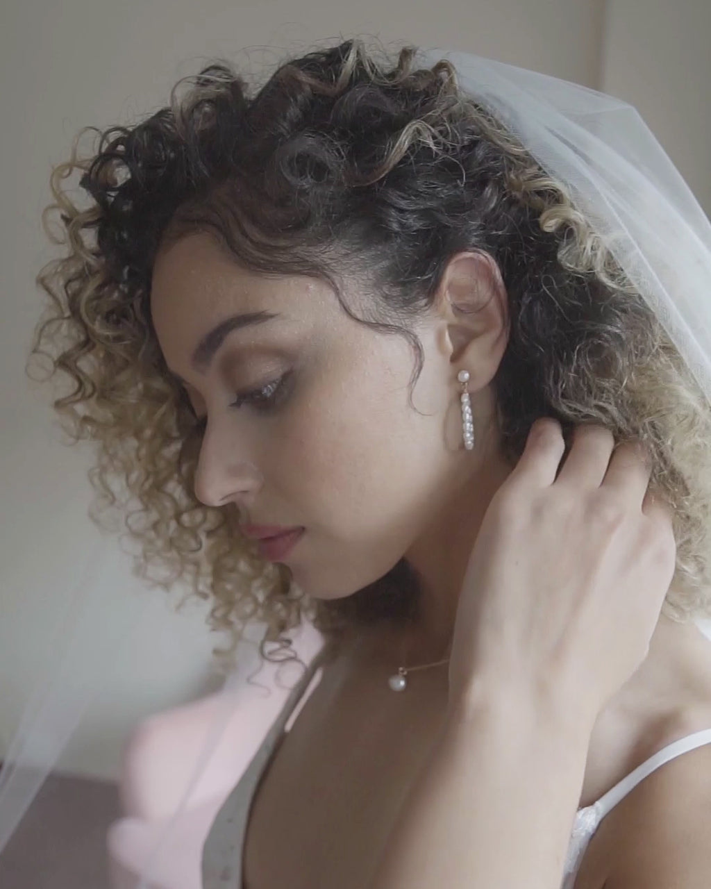 Video of a bride wearing the Mira Pearl Earrings with the Moondrop round pearl necklace.