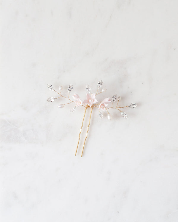 Flatlay of the Belle Fleur Hair Pin showcasing its blush flowers, pearls, and crystals.