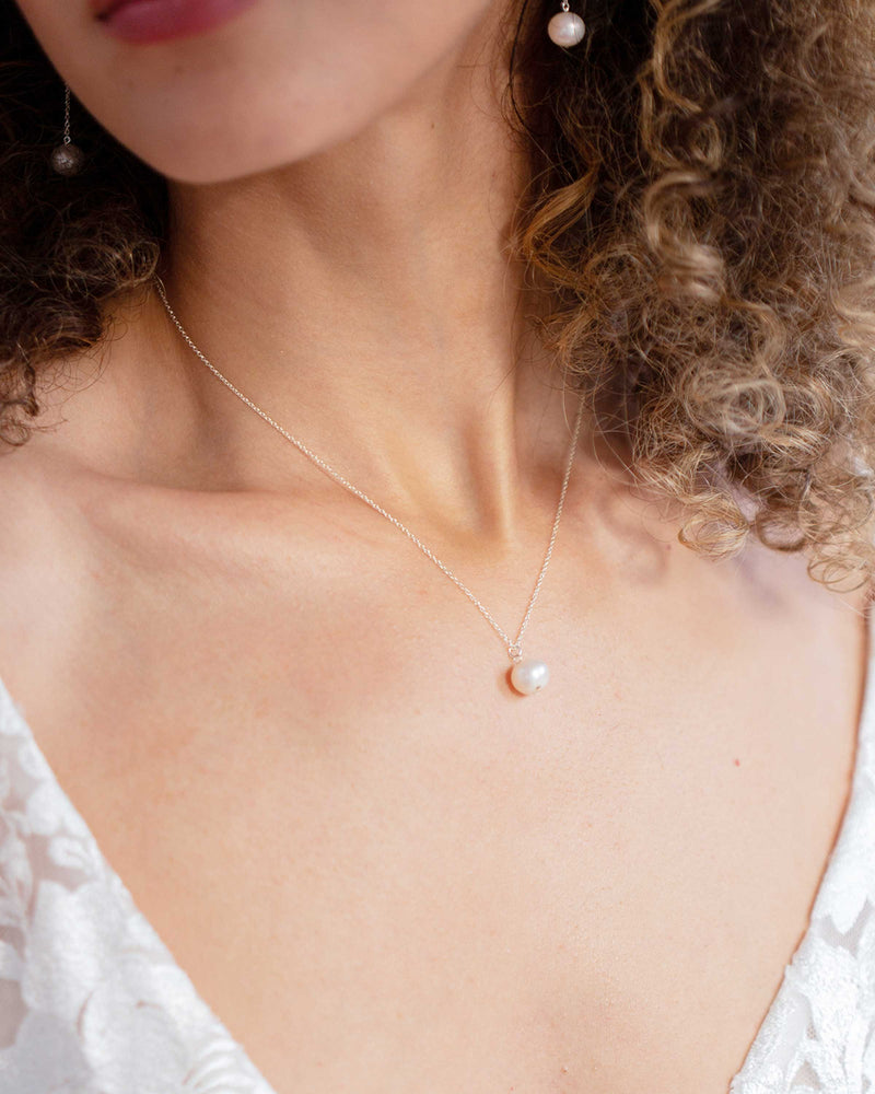 A bride models the Moondrop Pearl Necklace in silver.